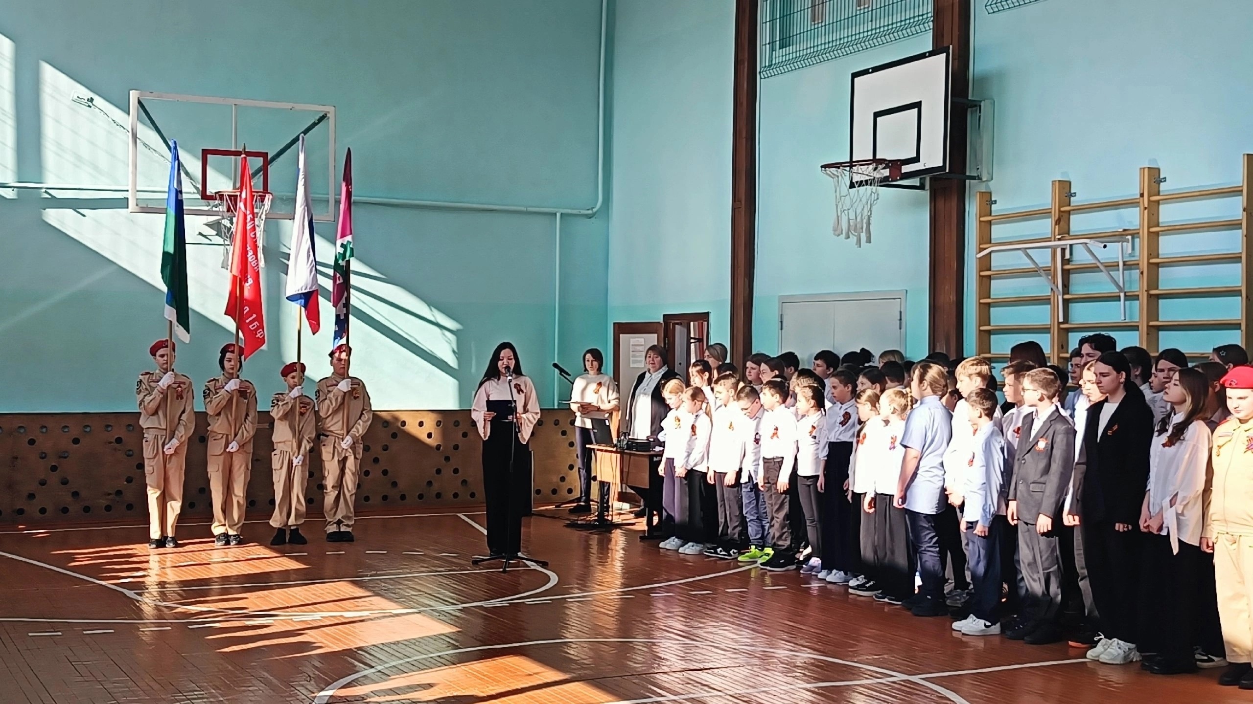 Новая учебная неделя в нашей школе по традиции началась с поднятия флага и исполнения гимна Российской Федерации.