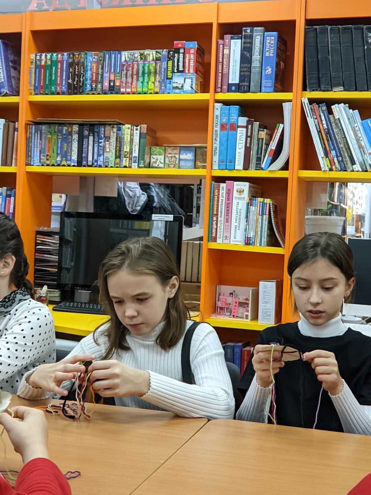 26 ноября учащиеся нашей школы посетили Унъюганскую модельную библиотеку семейного чтения имени Е.Д. Айпина, где был представлен передвижной выставочный проект этнографического музея «Торум Маа»..