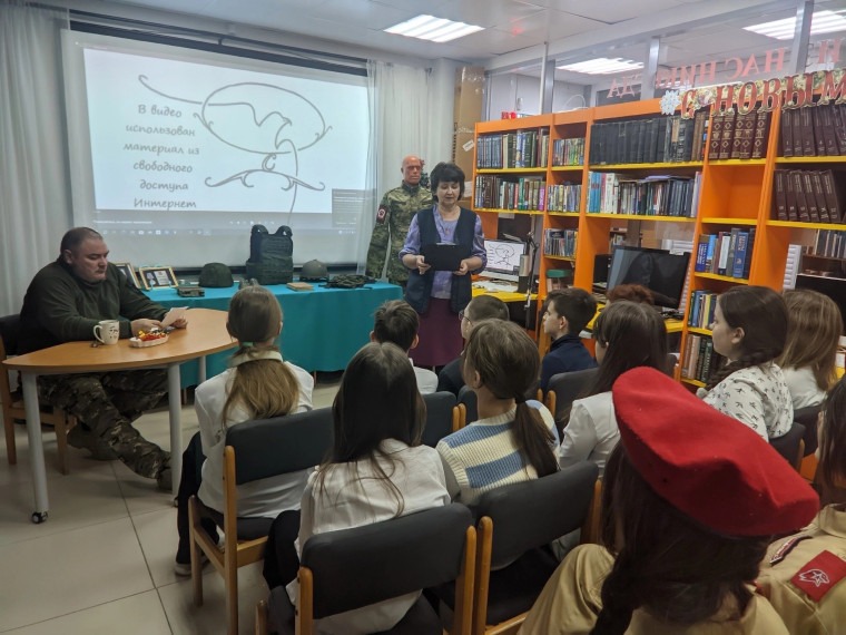 10 января в Унъюганской библиотеке состоялась встреча учащихся 6-х классов с воином-земляком, участником СВО Коршуновым Е..
