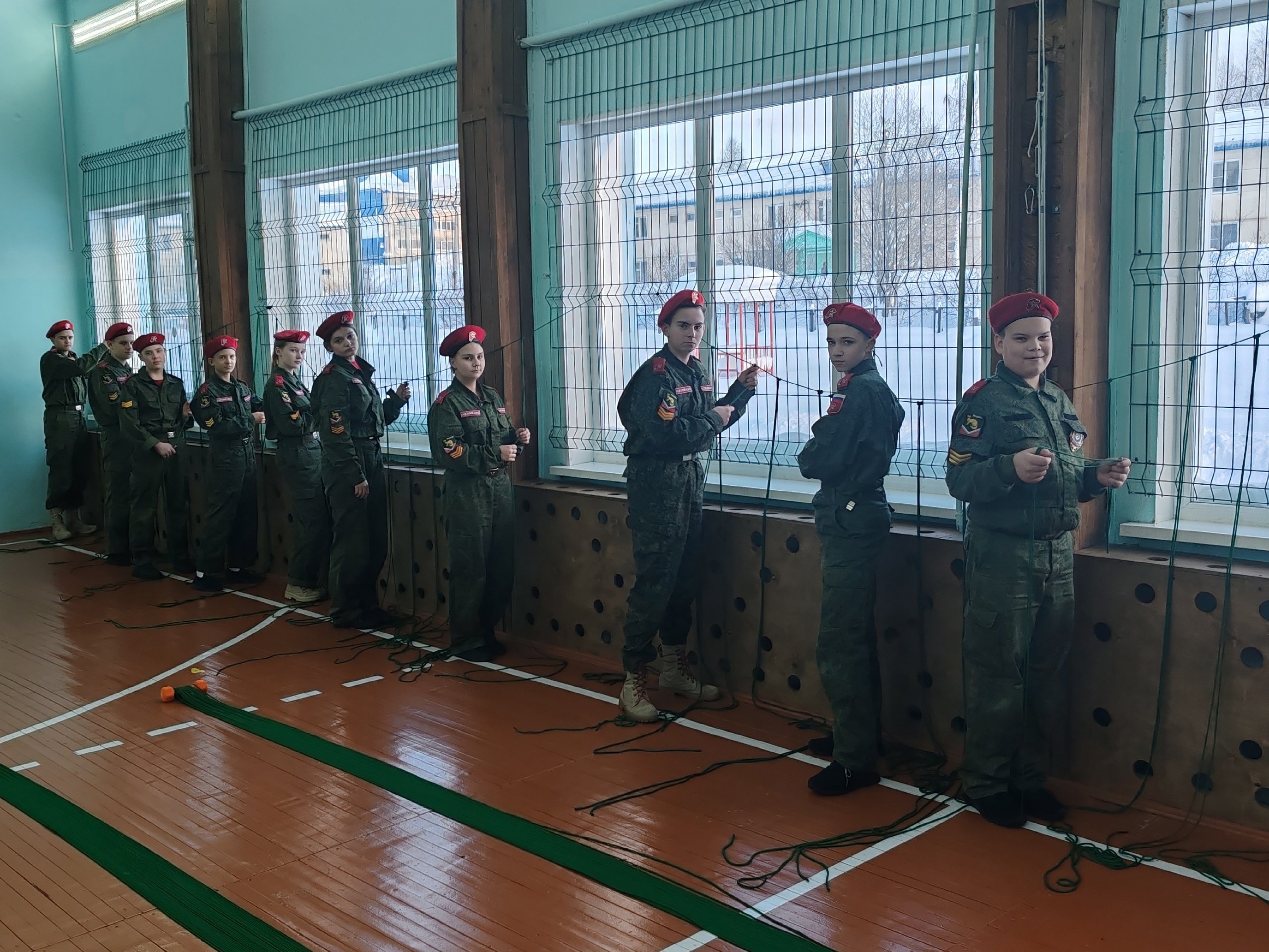 Школьное единство в действии: сотрудники и кадеты плечом к плечу создают защиту для наших бойцов!.