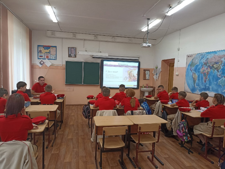 5 сентября в МБОУ "Унъюганская СОШ 2 им. Альшевского М.И." прошла традиционная церемония поднятия государственного флага Российской Федерации..