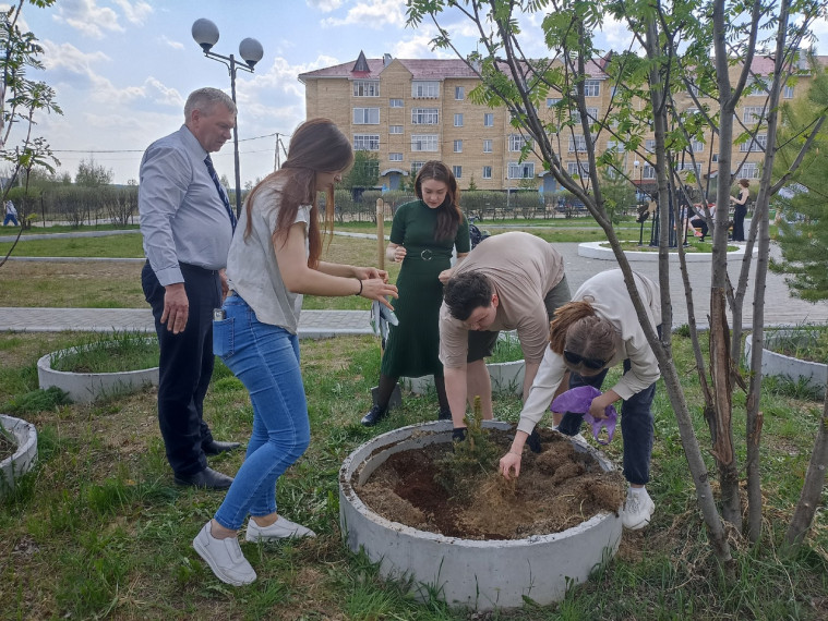 23 мая выпускники 11 класса стали участниками международной акции «Сад памяти», по памятным посадкам деревьев..