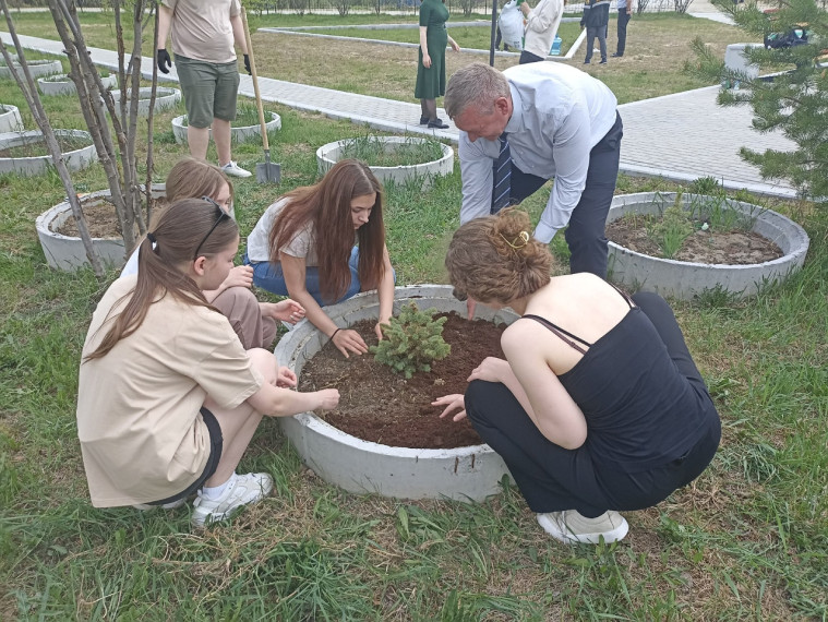23 мая выпускники 11 класса стали участниками международной акции «Сад памяти», по памятным посадкам деревьев..