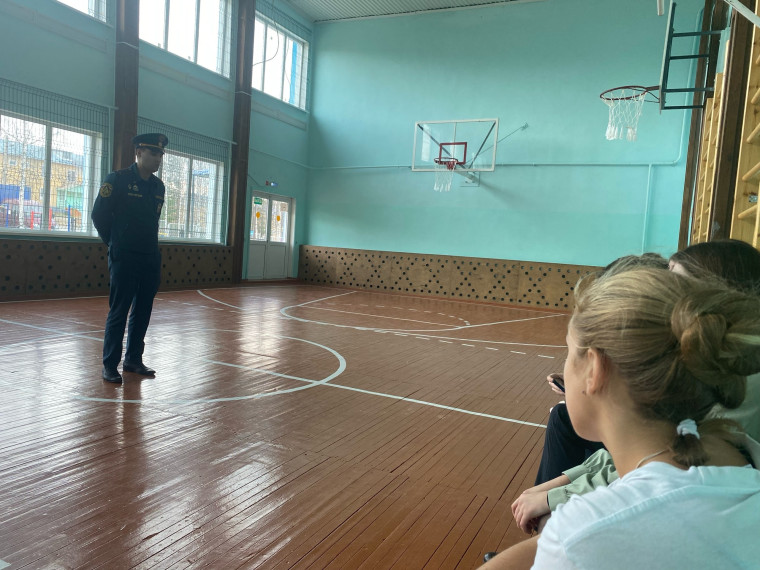 2 октября школу посетил выпускник 2017 года, а ныне лейтенант государственного пожарного надзора по г. Сургут Мардахаев Семен.