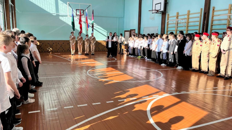 Новая учебная неделя в нашей школе по традиции началась с поднятия флага и исполнения гимна Российской Федерации.