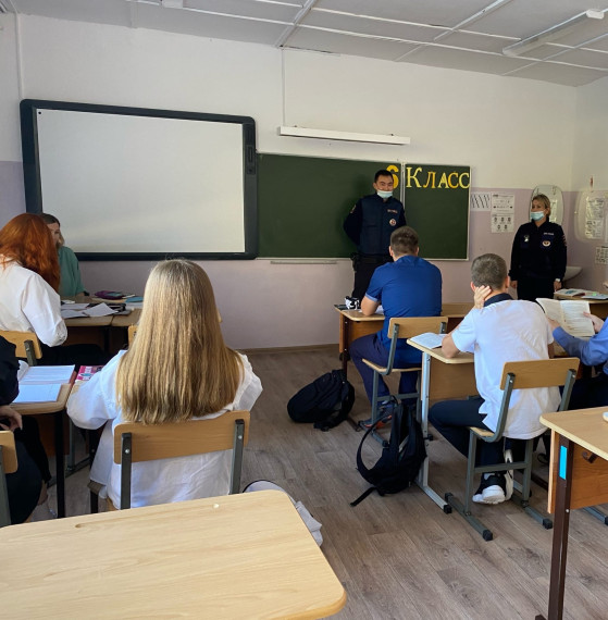 15 сентября в школе для 8-11 классов была проведена профилактическая беседа сотрудниками ДПС ОГИБДД ОМВД по Октябрьскому району.