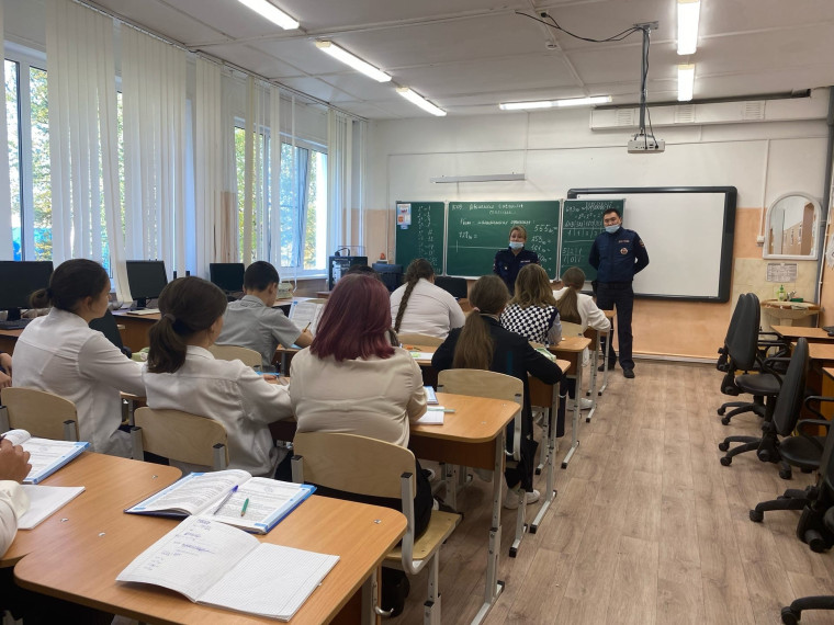 15 сентября в школе для 8-11 классов была проведена профилактическая беседа сотрудниками ДПС ОГИБДД ОМВД по Октябрьскому району.