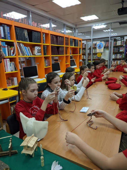 26 ноября учащиеся нашей школы посетили Унъюганскую модельную библиотеку семейного чтения имени Е.Д. Айпина, где был представлен передвижной выставочный проект этнографического музея «Торум Маа»..